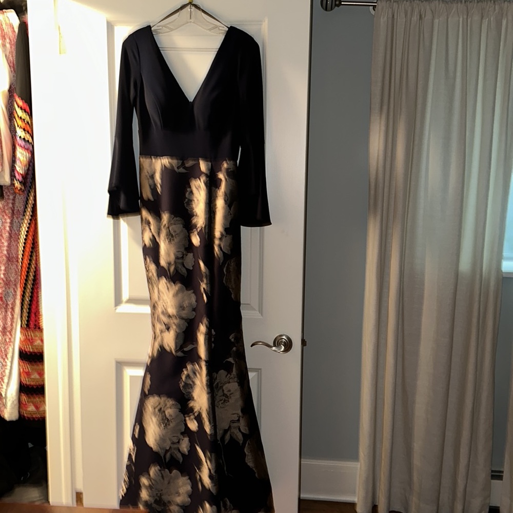 ❌SOLD❌Xscape Women's Deep-v Long Sleeve Dress- Navy & Gold Floral Mermaid Skirt - Picture 4 of 10